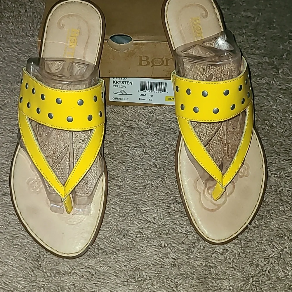 Born studded thong yellow sandals. Size 10 - Picture 4 of 5